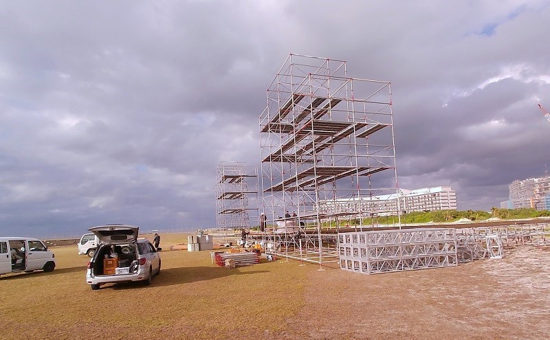宮ロック2024のステージ建設の工事中の宮古サンセットビーチ