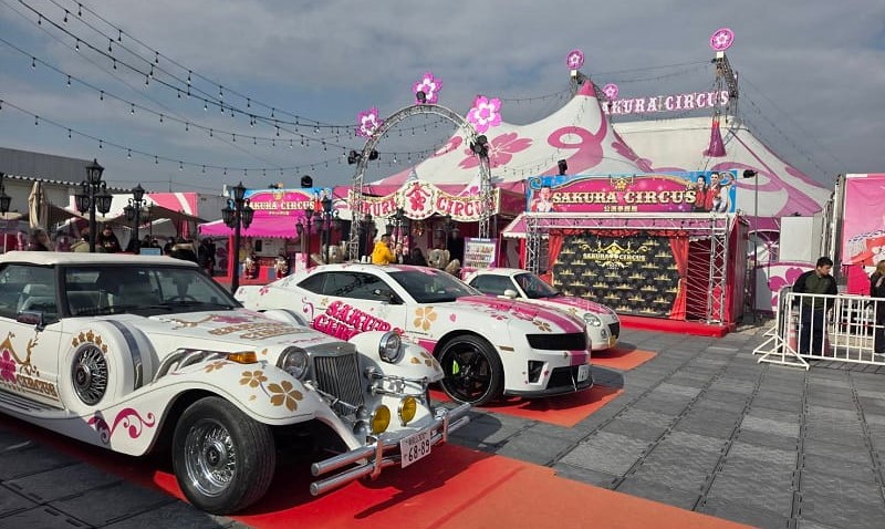 さくらサーカス　テントの前の展示車
